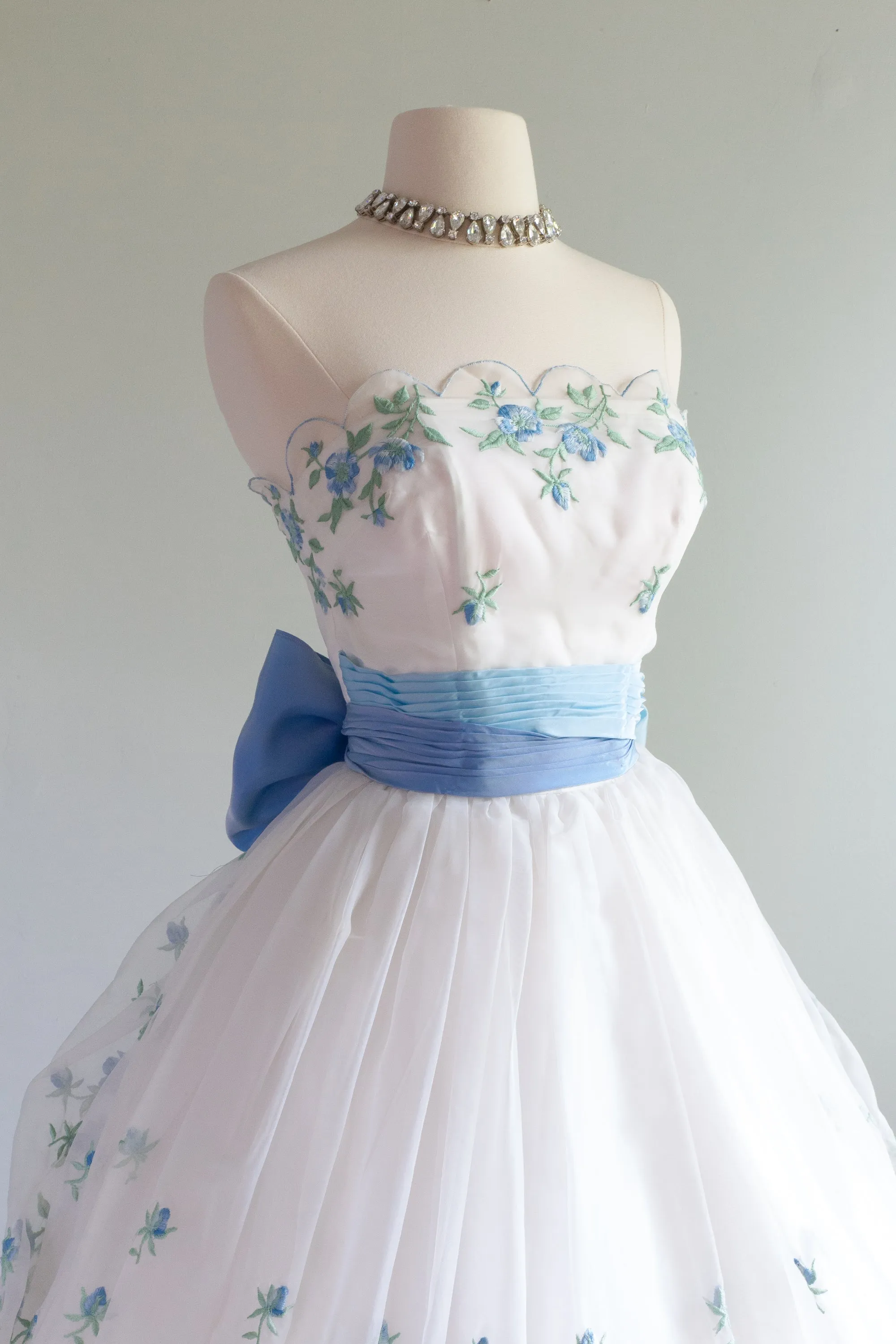 Beautiful 1950's Emma Domb Embroidered Party Dress / Waist 24