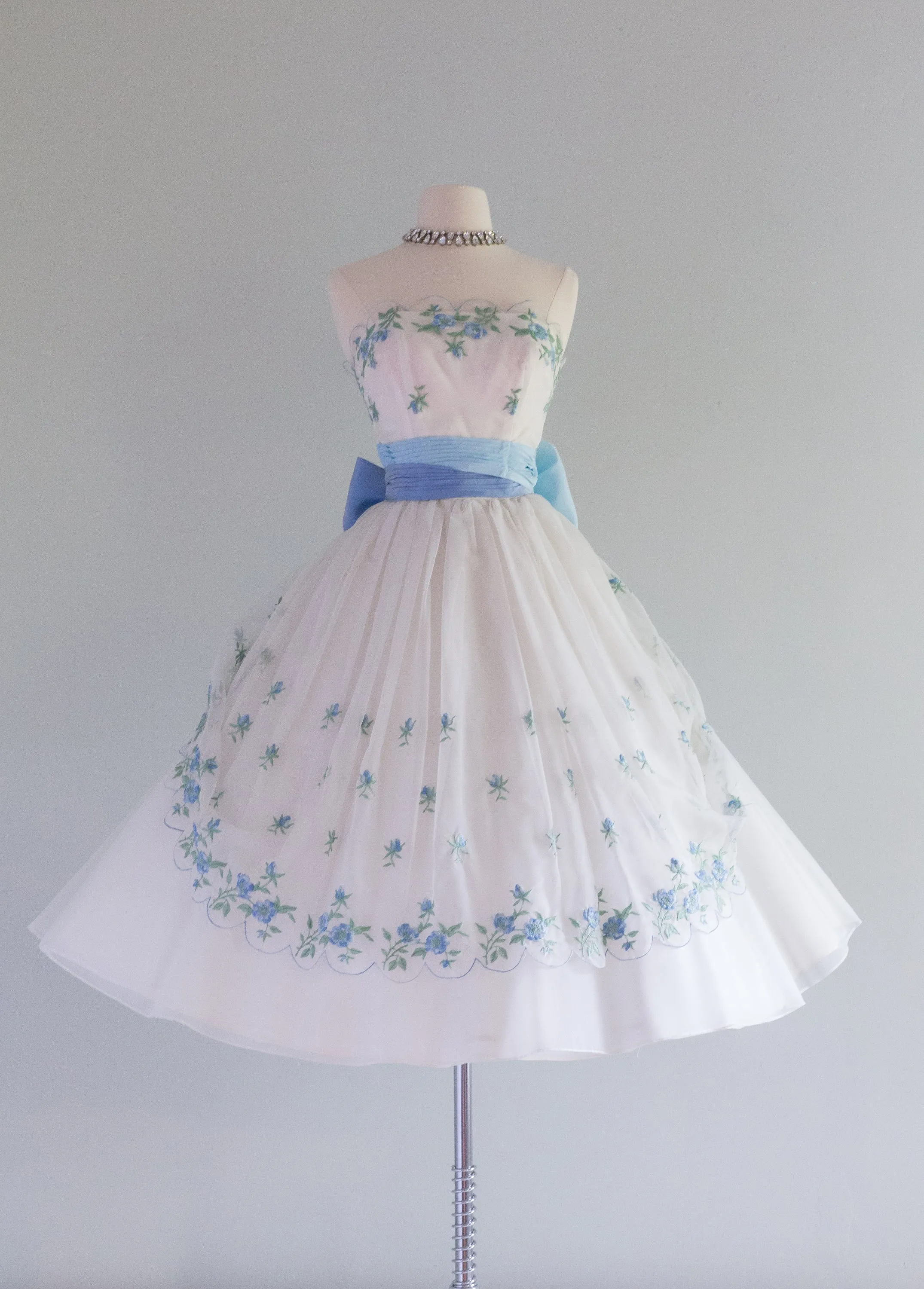 Beautiful 1950's Emma Domb Embroidered Party Dress / Waist 24