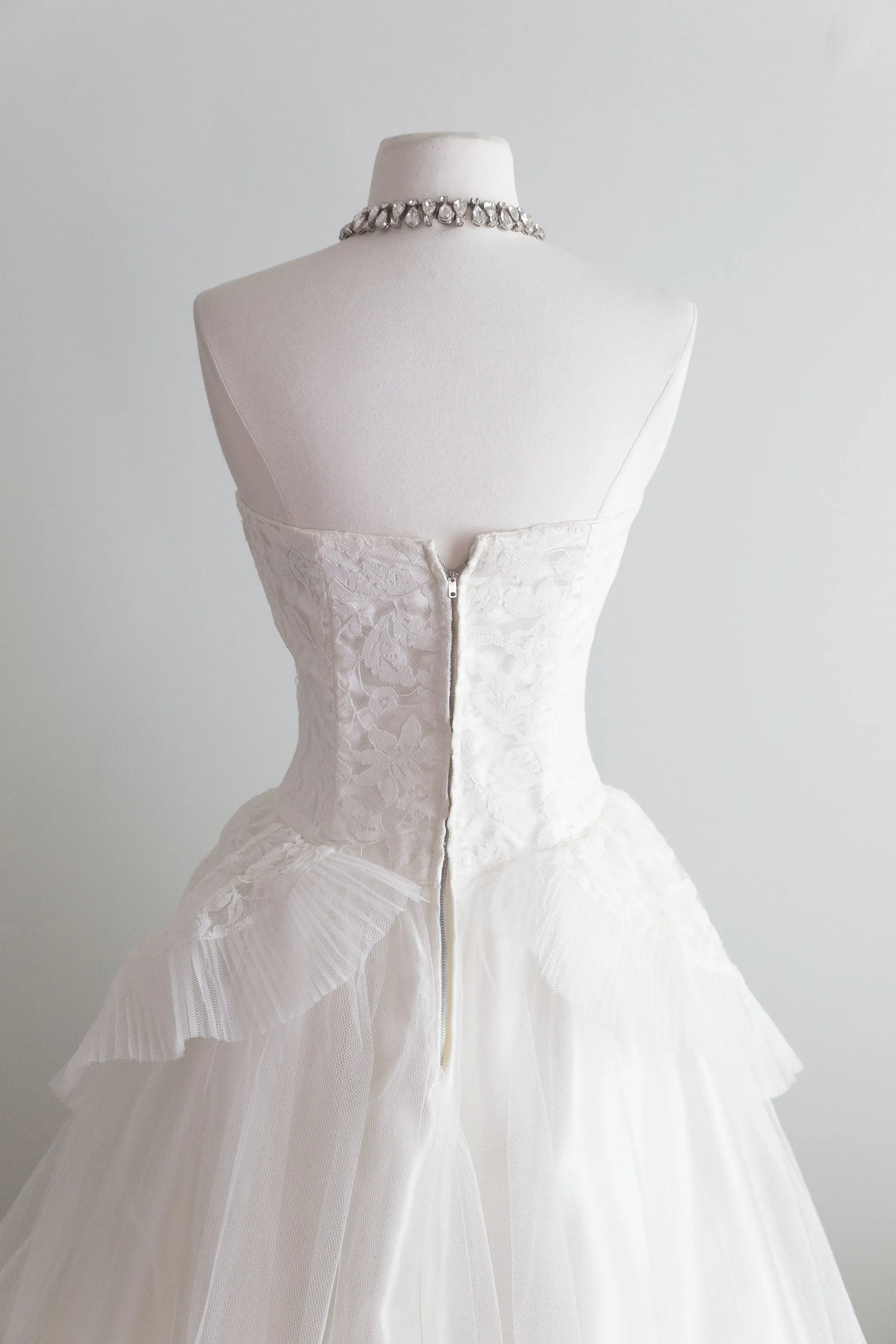 Beautiful 1950's Tea Length Wedding Dress in Lace and Tulle / Waist 27