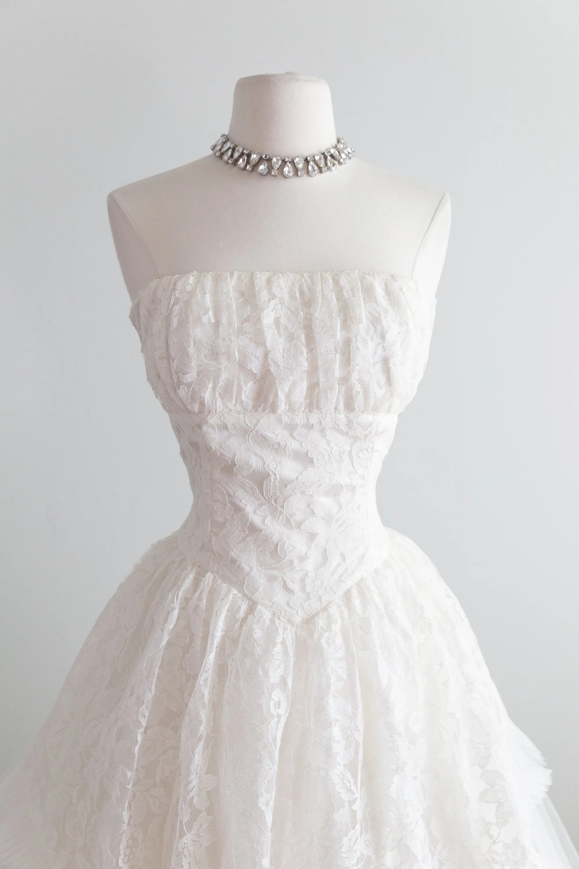 Beautiful 1950's Tea Length Wedding Dress in Lace and Tulle / Waist 27