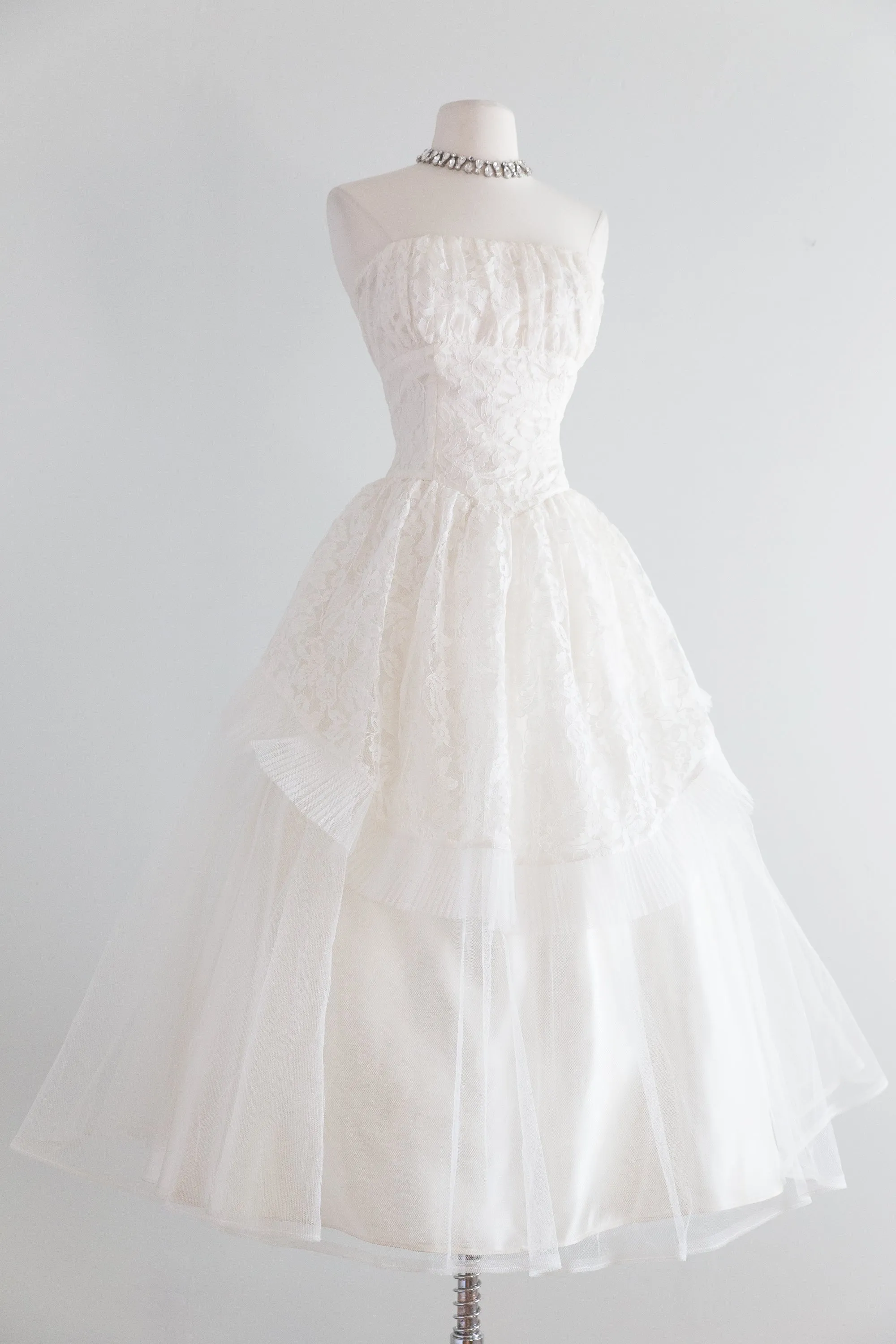 Beautiful 1950's Tea Length Wedding Dress in Lace and Tulle / Waist 27