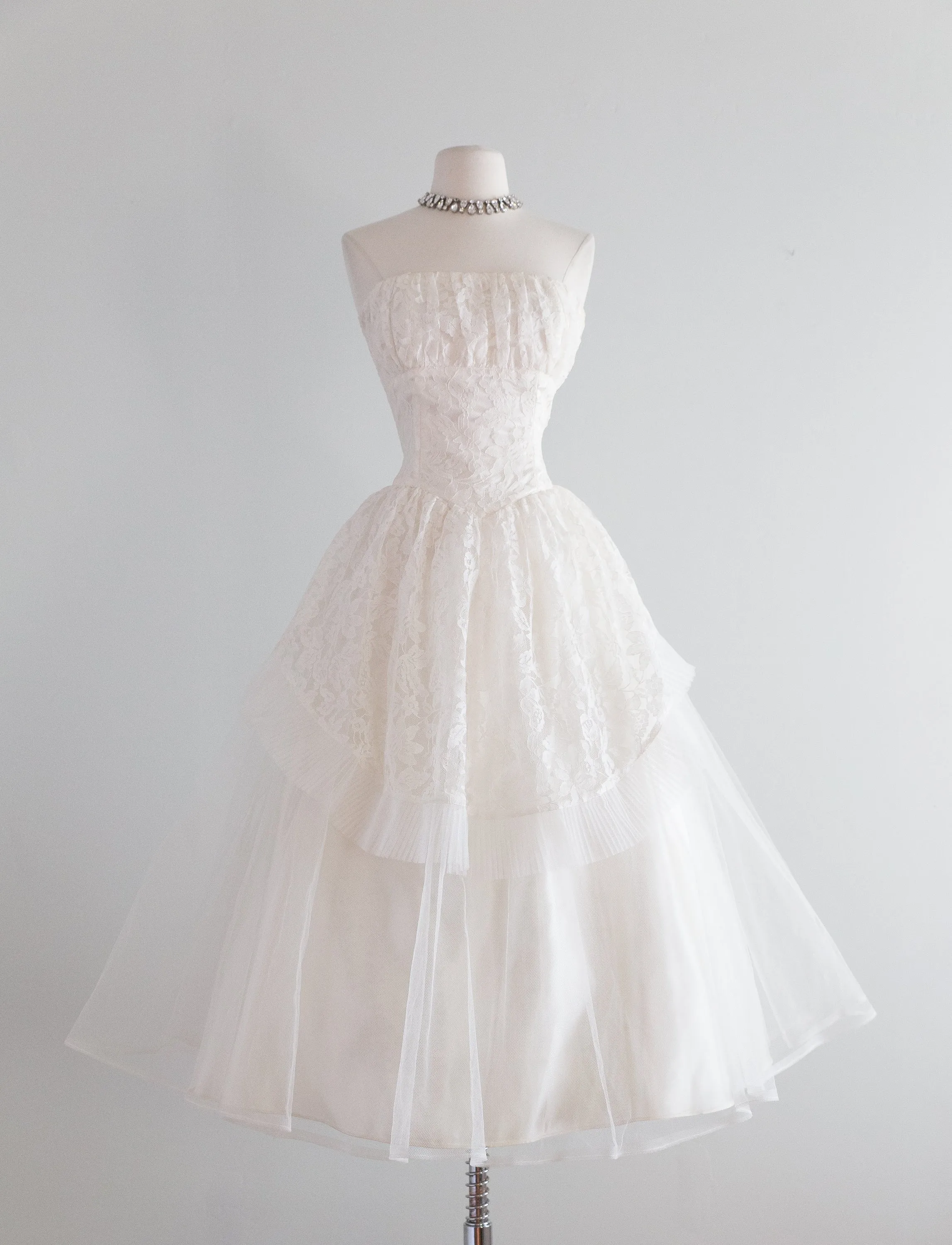 Beautiful 1950's Tea Length Wedding Dress in Lace and Tulle / Waist 27