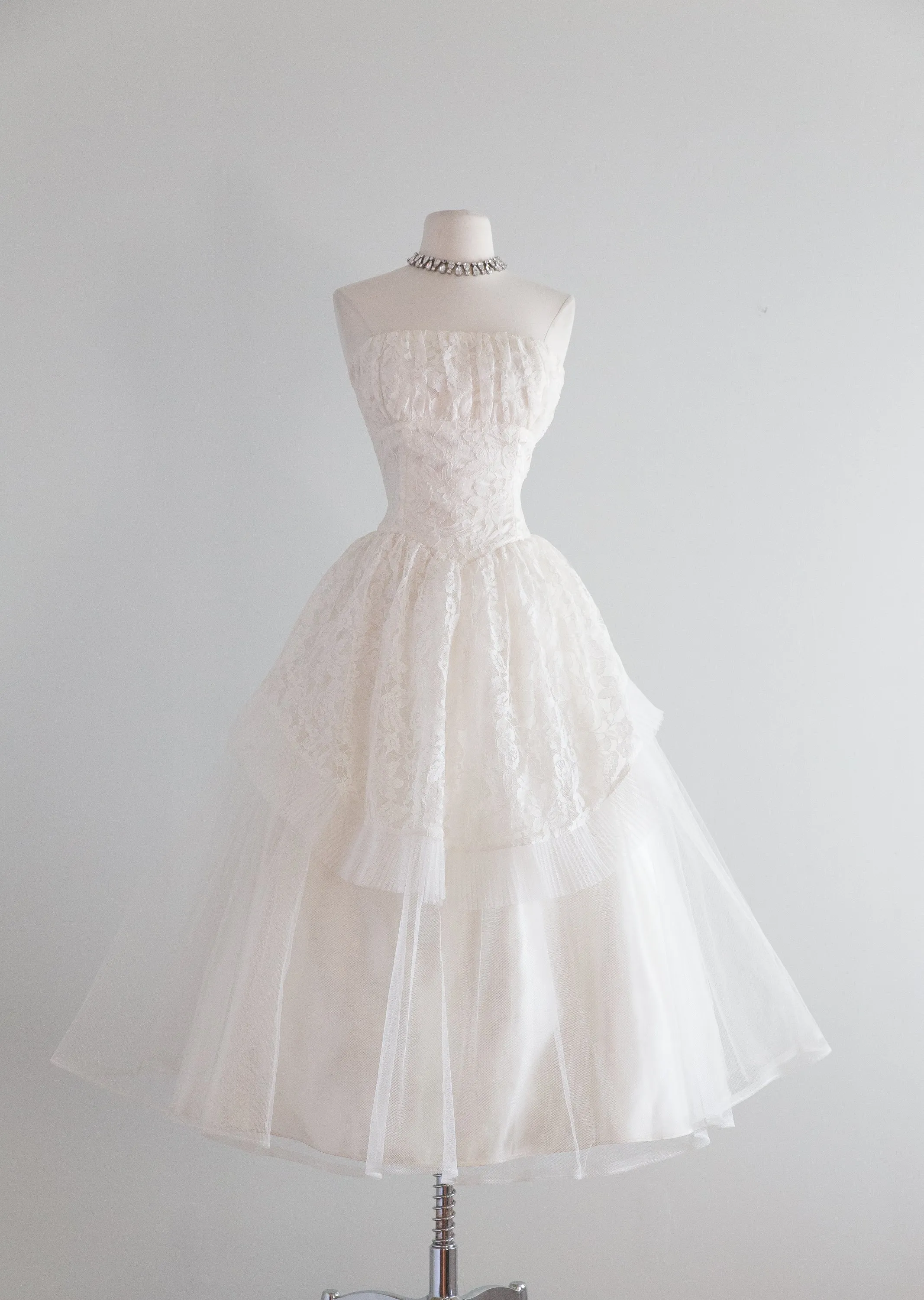 Beautiful 1950's Tea Length Wedding Dress in Lace and Tulle / Waist 27