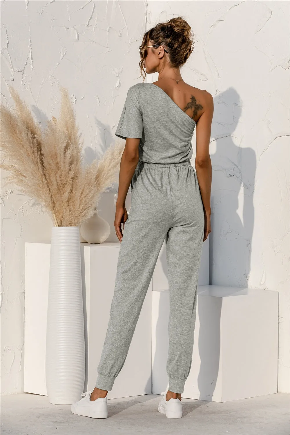 Jumpsuit mit kurzen Ärmeln und einer Schulter von Sunset and Swim