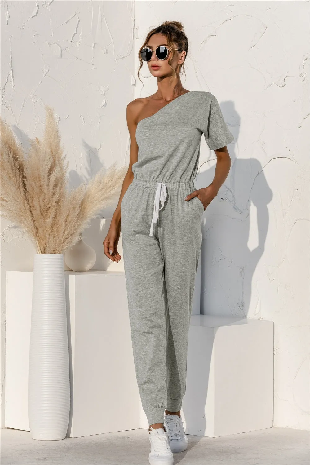 Jumpsuit mit kurzen Ärmeln und einer Schulter von Sunset and Swim