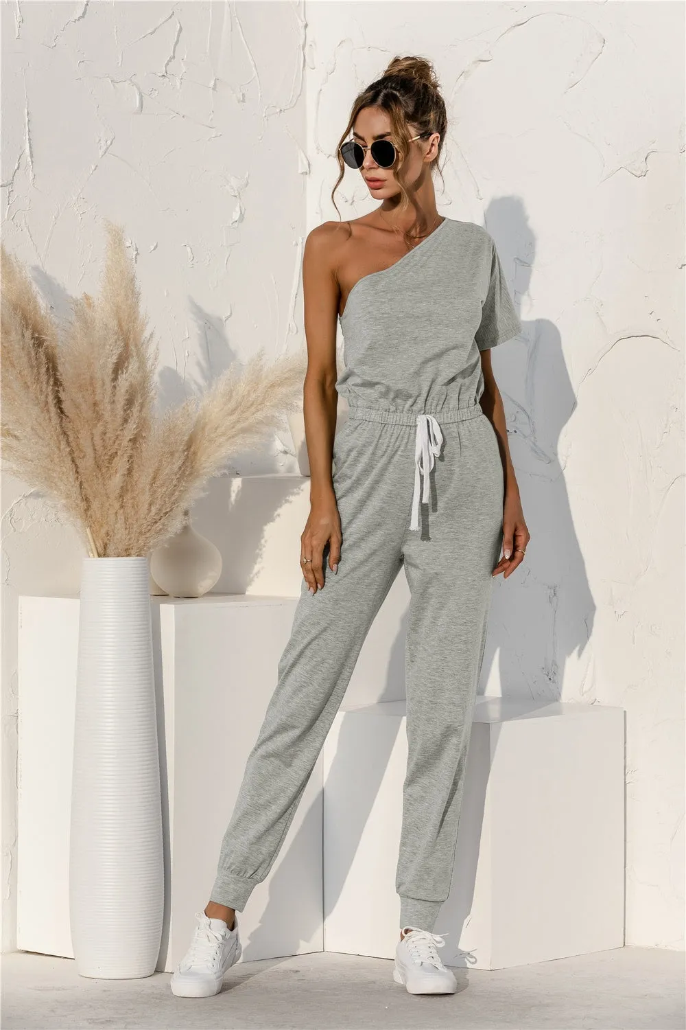 Jumpsuit mit kurzen Ärmeln und einer Schulter von Sunset and Swim