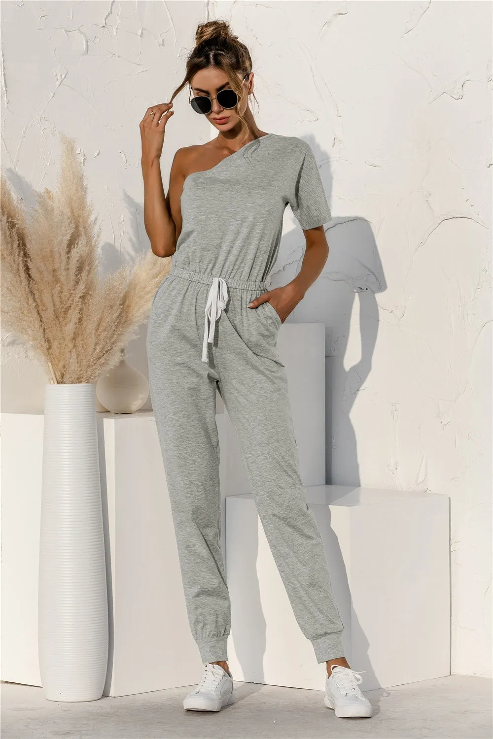 Jumpsuit mit kurzen Ärmeln und einer Schulter von Sunset and Swim